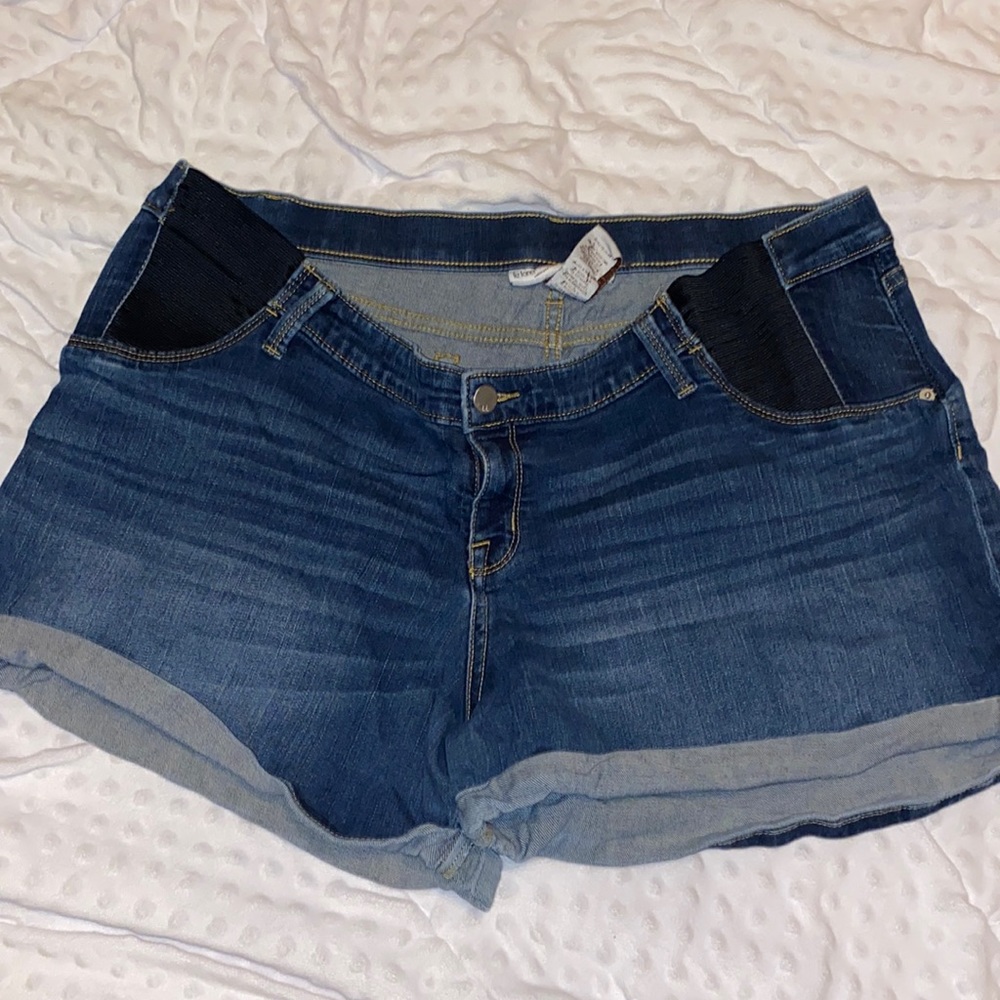 Maternity shorts. Sz xl. Some distressing on left pocket.
